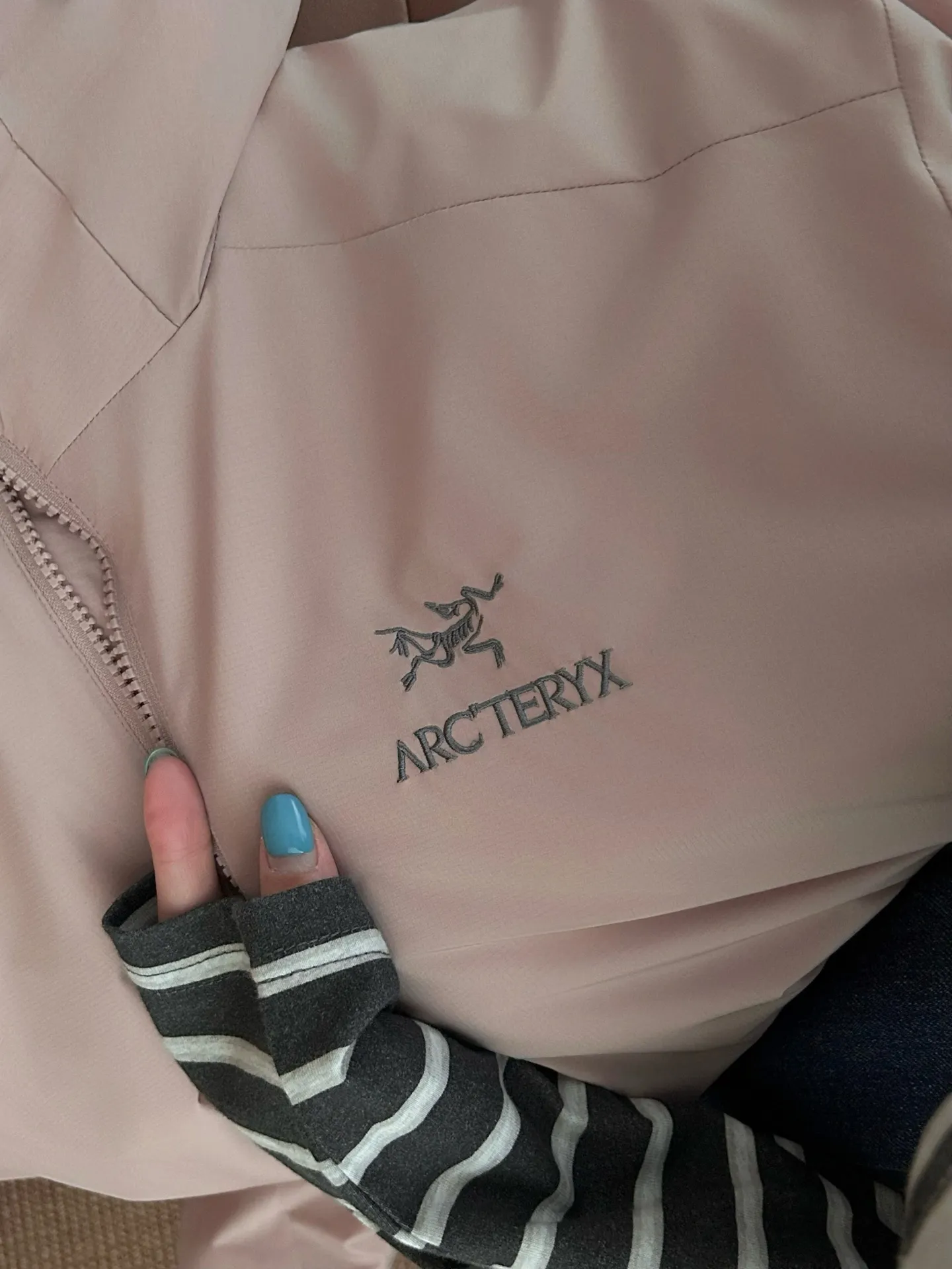 【Arcteryx Atom Hoody 】 : Arcteryx， ， ， 。 ， ， 。 ，Arcteryx ， 。Quality、 ， 。 ， + : ✅ 100% ，Tyono 30 ， ， ✅ ， Wear-Resistant Breathable ✅ ， ， ✅ ， ， ， ✅ 、 ， ， ✅ logo ， ✅ YKK， ✅ ：Coreloft TM Continuous 65 ， ✅（65g/m 2) : ，Breathable ，ATOM Coreloft TM Continuous ， ， ， ， Wear-Resistant ， ， ， 。